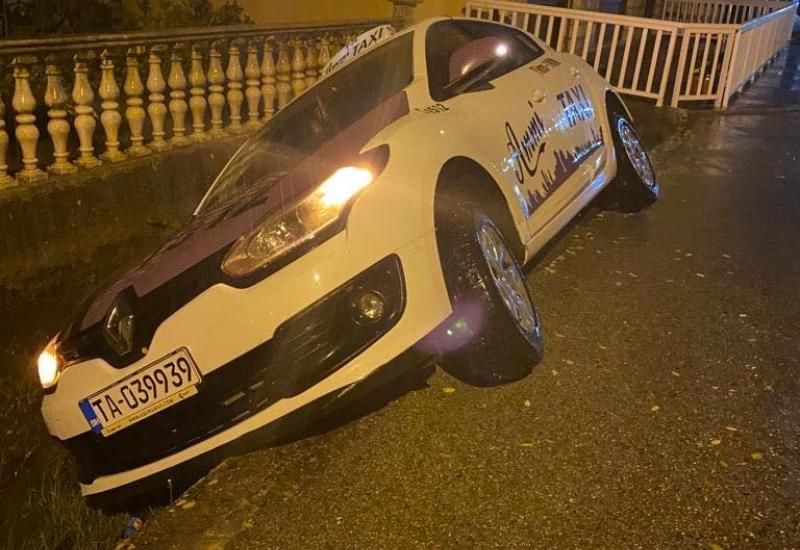 Mostar: Taxi vozilo završilo u kanalu
